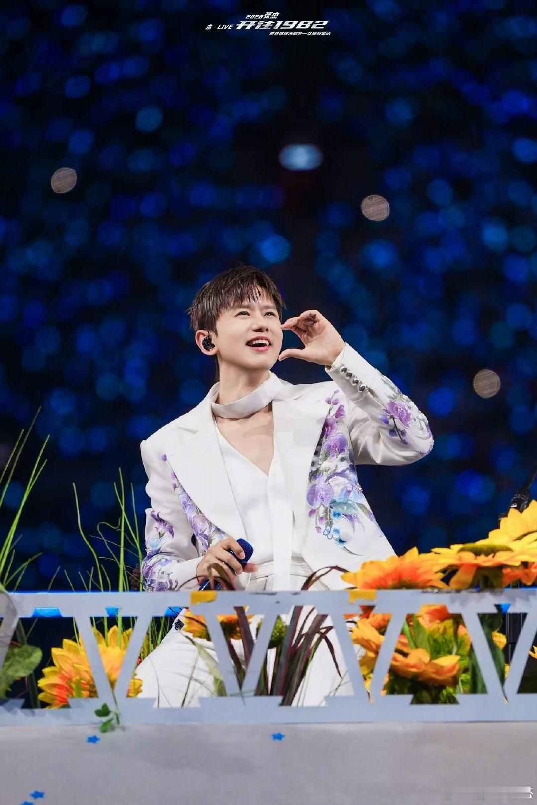 张杰万人雨刷器刷新了鸟巢纪录万人齐挥荧光棒化身雨刷器，张杰鸟巢第十三场，再度刷新