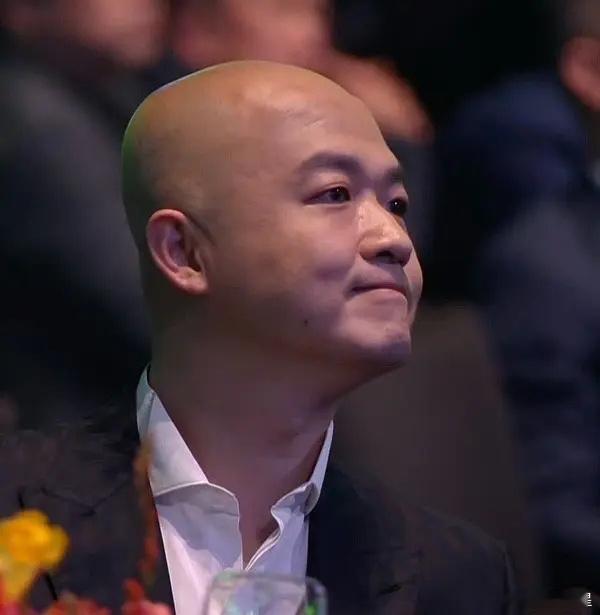 包贝尔的头反光，绿色的[偷笑][偷笑][偷笑][偷笑][偷笑][偷笑] 