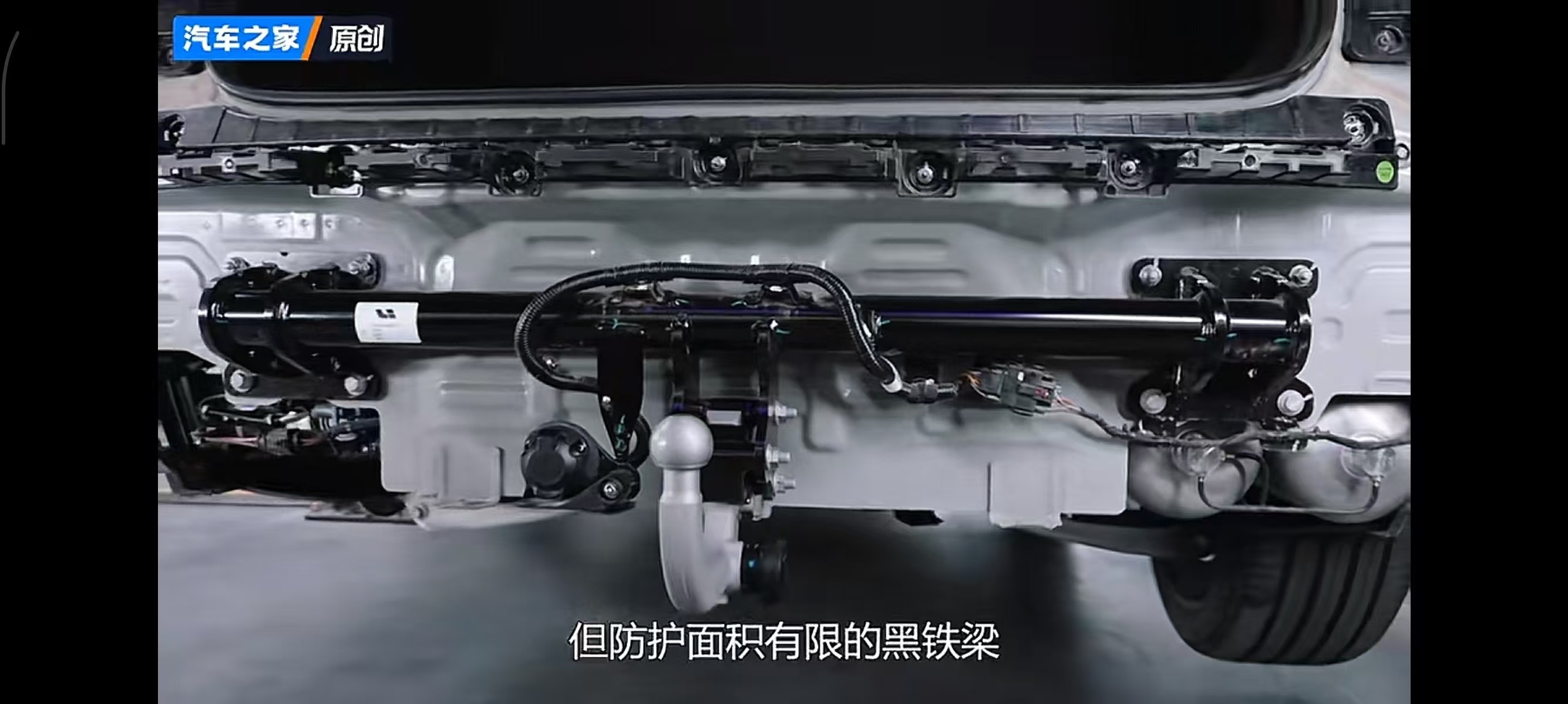 理想i6 这个拖车钩粱看着蛮结实，跟以前特斯拉Model X 看着差不多粗壮。这