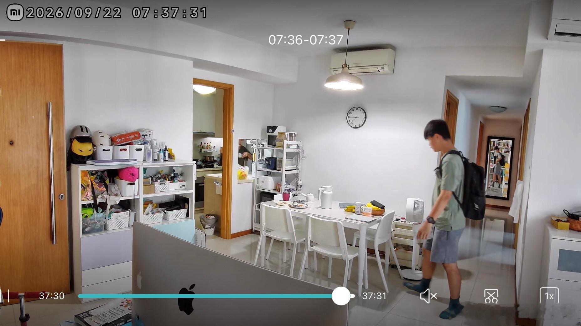 这孩子早上犹犹豫豫，几次换衣服，最后又换回校服去上学了。我又在同个路口遇到他，远