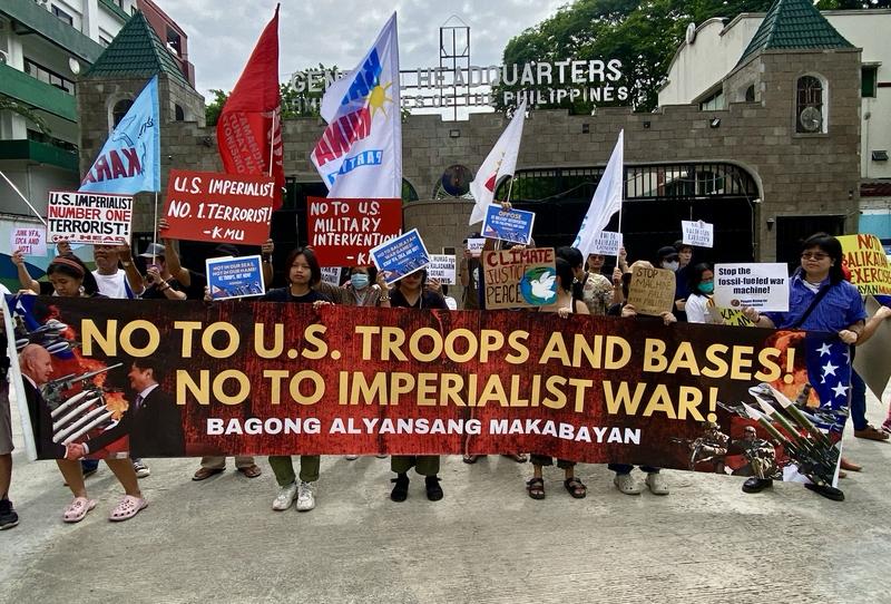 南海对峙名场面！菲士兵举枪指向中国海警，战士高喊“冲我来”：敢开枪就灭国！

“