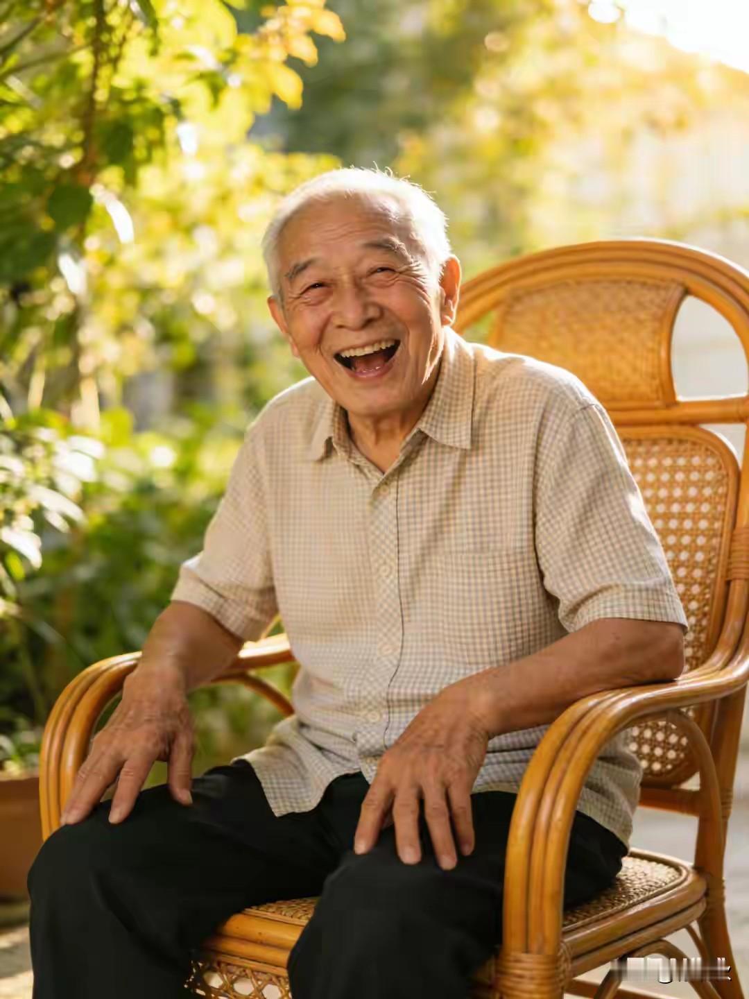 上联：观娇娥左顾右盼
下联：笑弥勒前仰后合