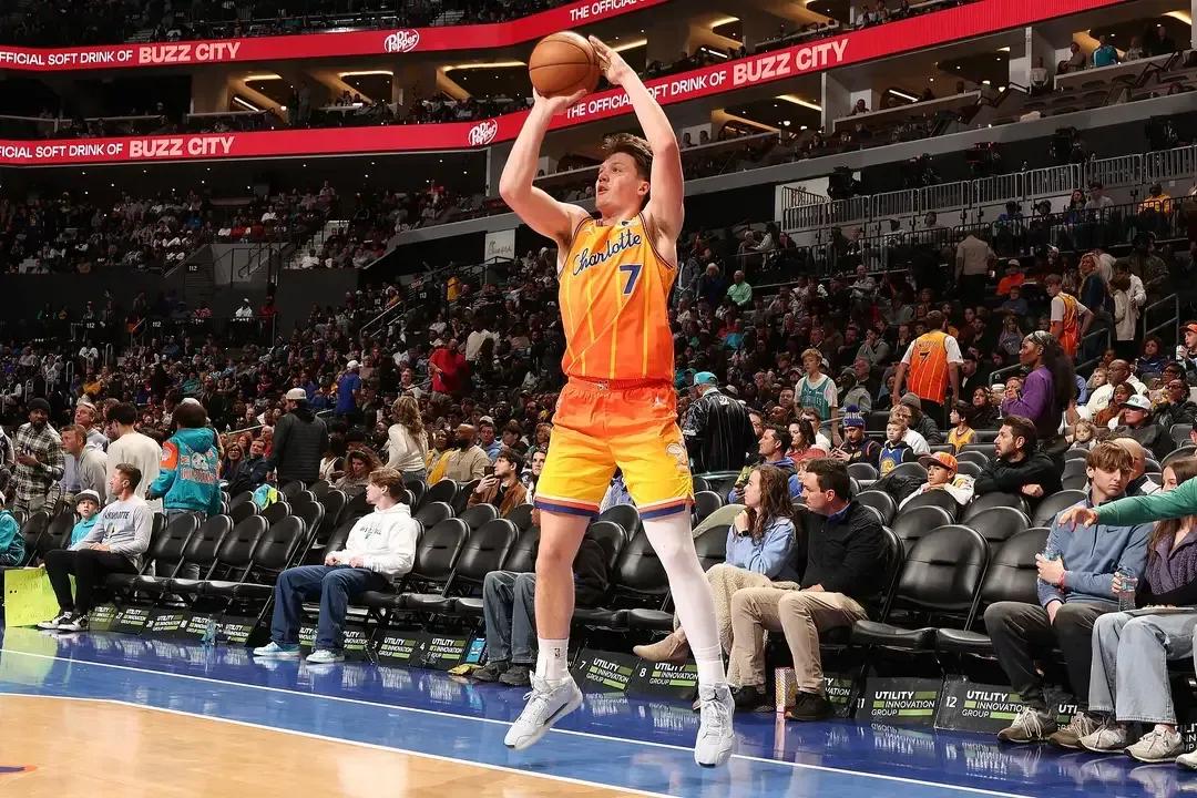 今年黄蜂队的4号秀克努佩尔真是了得啊。直接打破了三分球记录。
       黄蜂