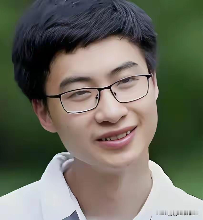 庞众望，河北沧州寒门学子。父母残疾，家庭条件不好。但是年少一边捡废品补贴家用、照