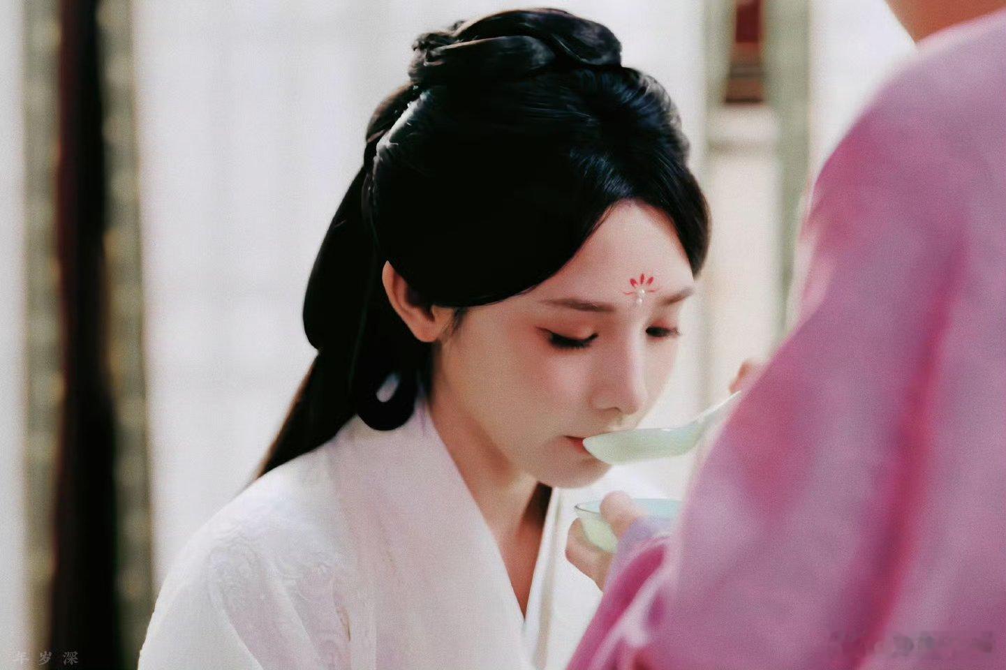 松挽发髻配素净长衣，衬得眉眼如画肌肤胜雪，妥妥从水墨画里走出来的仙子，不得不说，