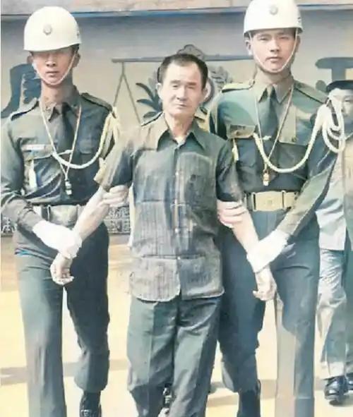 1982年，被判死刑的抗战老兵李师科，即将被押赴刑场。他换上了崭新的短袖衬衣，理