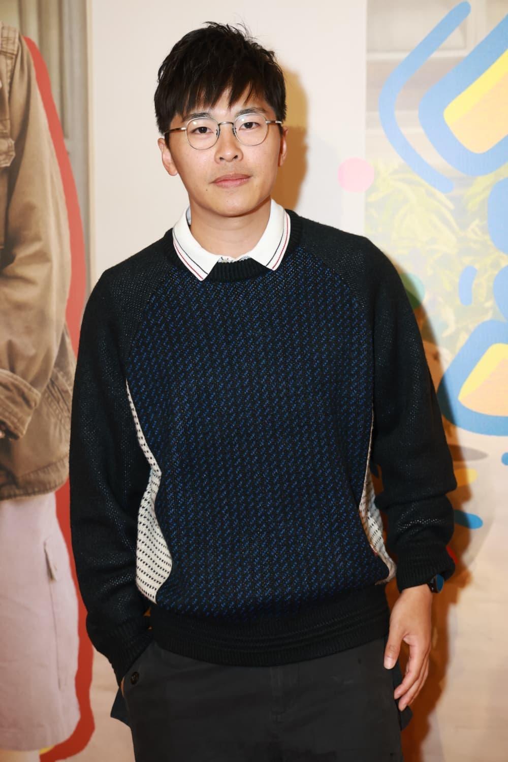 星岛：游学修再持ViuTV麦克风受访破封杀传言 带“生气”公仔到场被没收游学修在