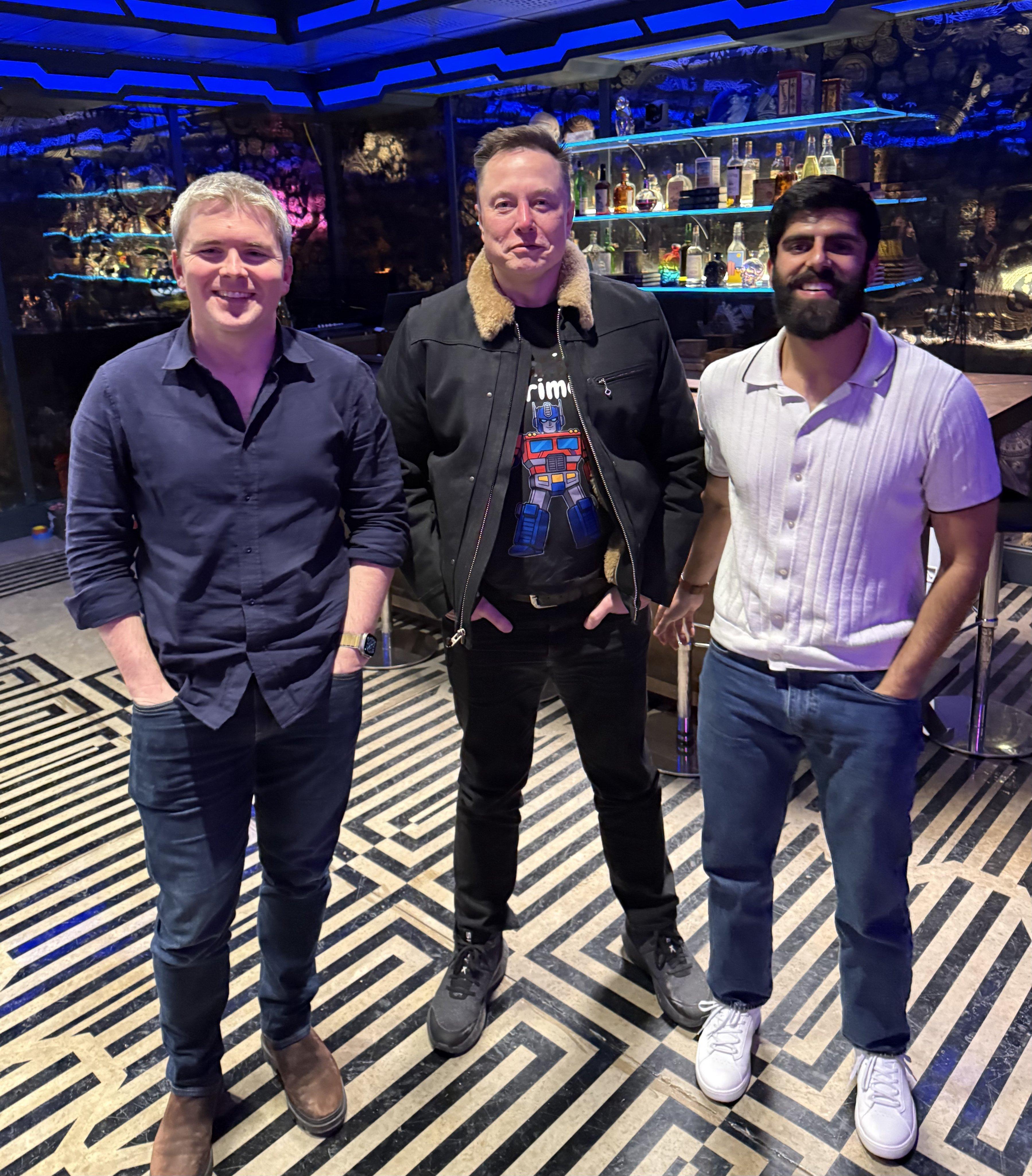 马斯克：“在地面上扩大规模比在太空中扩大规模要难得多。太阳能电池板在太空中的发电