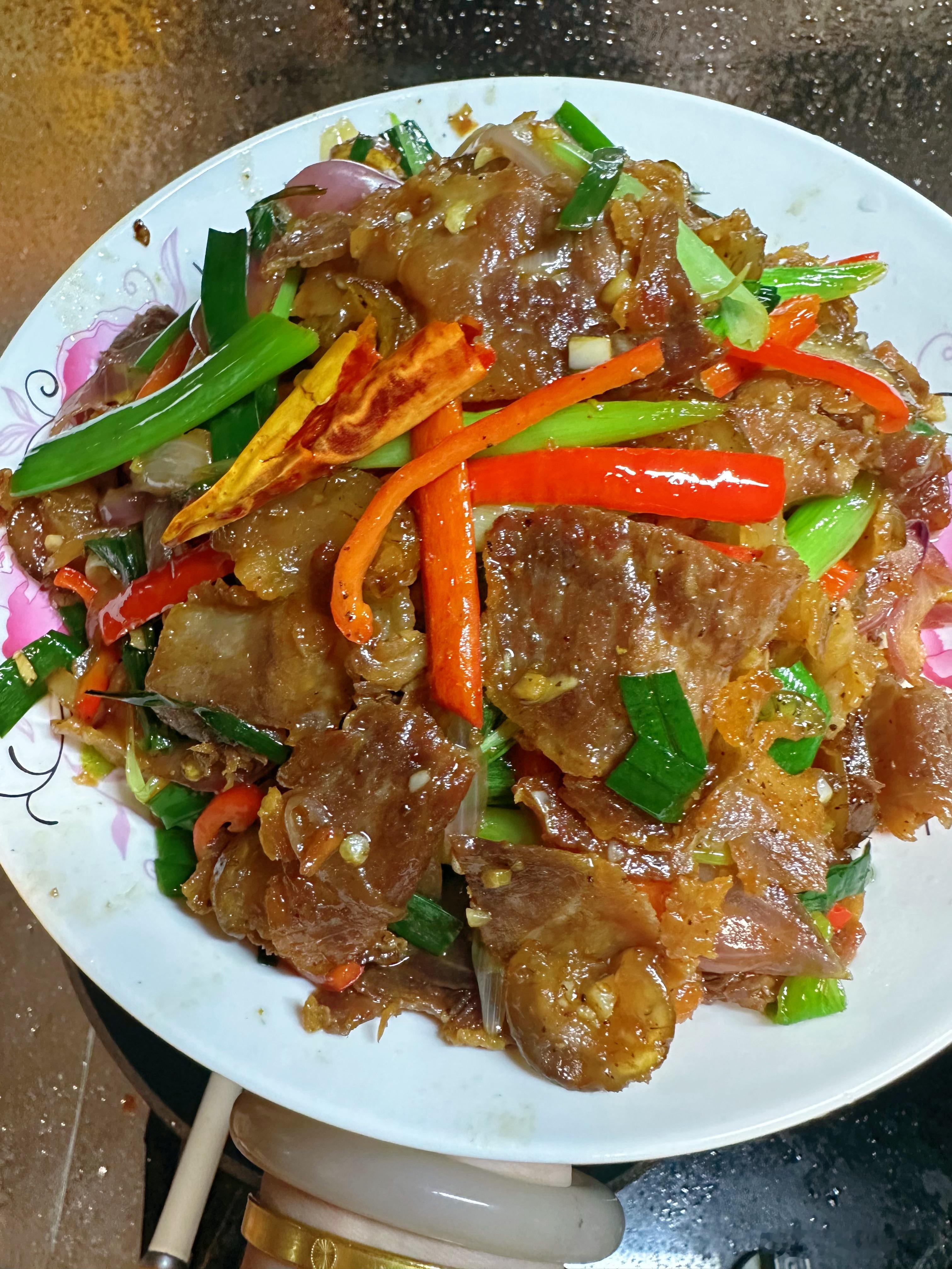 😋我今天炒的这个回锅肉绝了 太好吃了 清蒸苏眉也不错[害羞] ​​​