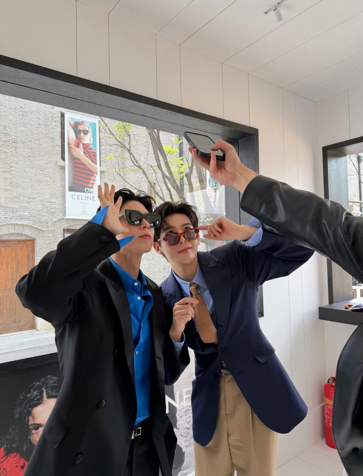 朴宝剑探班王安宇我的天啊，王安宇和朴宝剑真的成为了好朋友，太好了，两个大帅哥的同