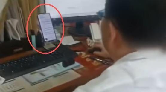 江苏宜兴，一患者到医院看病，发现医生一边给病人看病，一边操作电脑，一边好像在听小