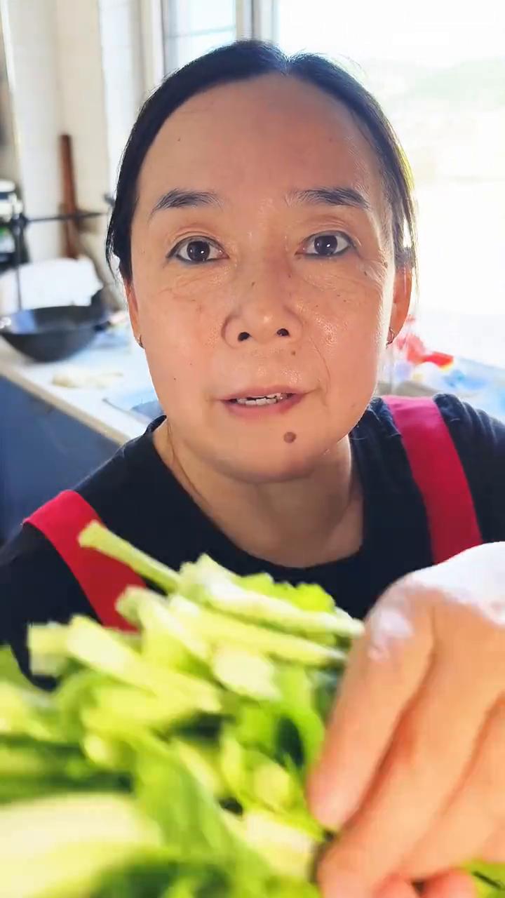 小白菜鸡蛋包子。
·一把切好的小白菜直接放到开水锅里一烫，搭配上四个鸡蛋一拌都老