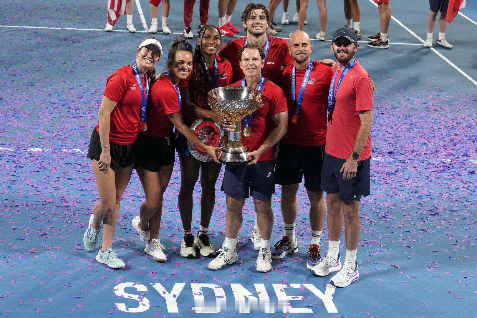 联合杯美国夺冠  来看看美国队捧杯图  cr：新浪网球 