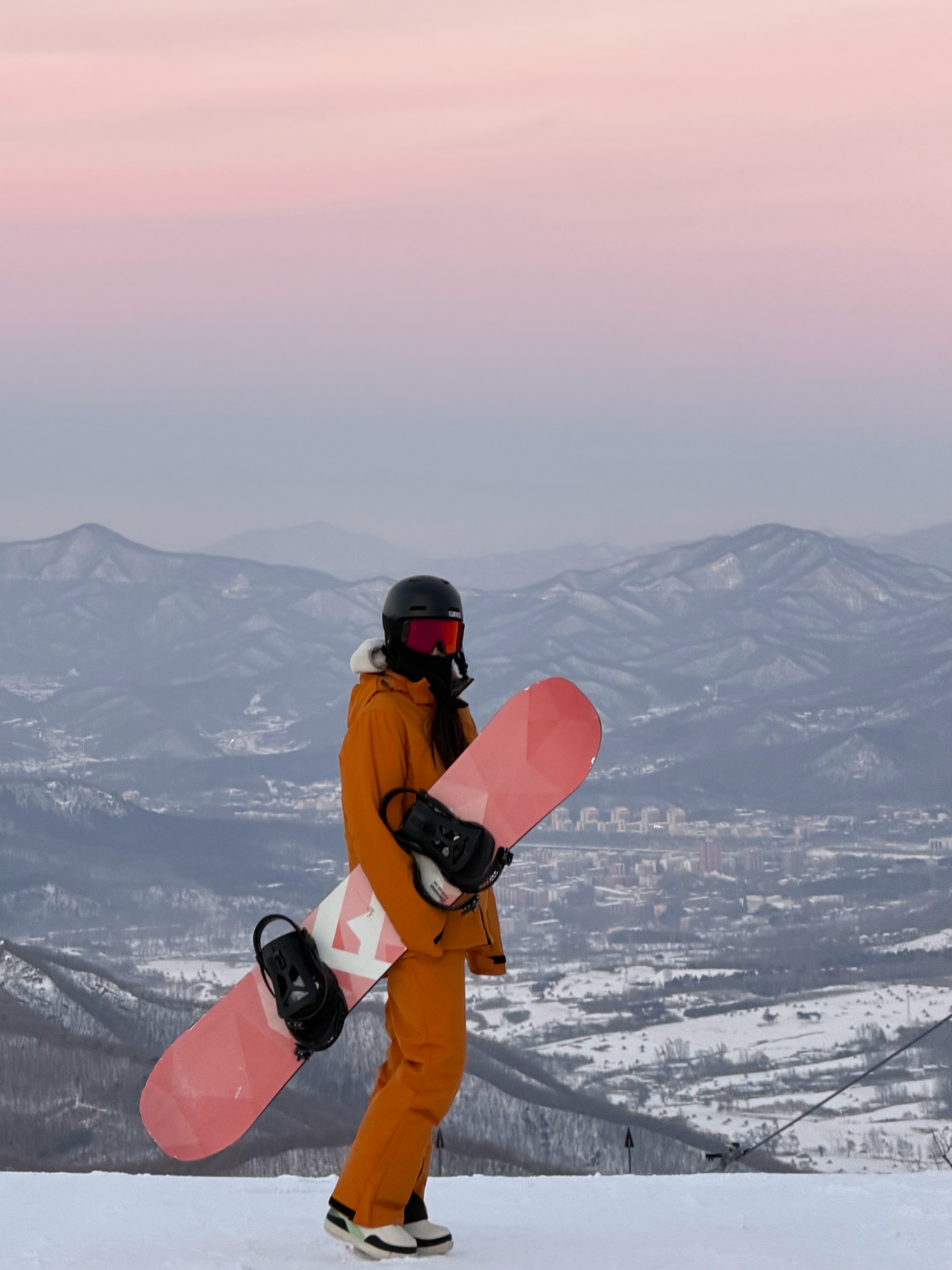 论德拜在冬歇期对滑雪的执念致敬诺伊尔🫡第五个雪季终于给自己滑进骨科了🧎 