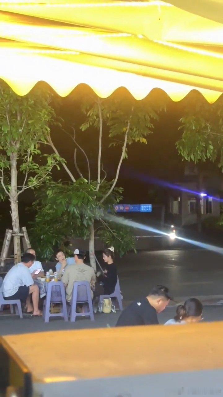 黄景瑜偶遇黄景瑜徐若晗吃街头烧烤黄景瑜徐若晗街头吃烧烤 好喜欢《明川有知夏》这剧