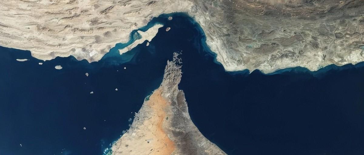 看到特朗普这次拉盟友去霍尔木兹海峡护航的架势，我真忍不住想笑：这哪是组建联盟，分