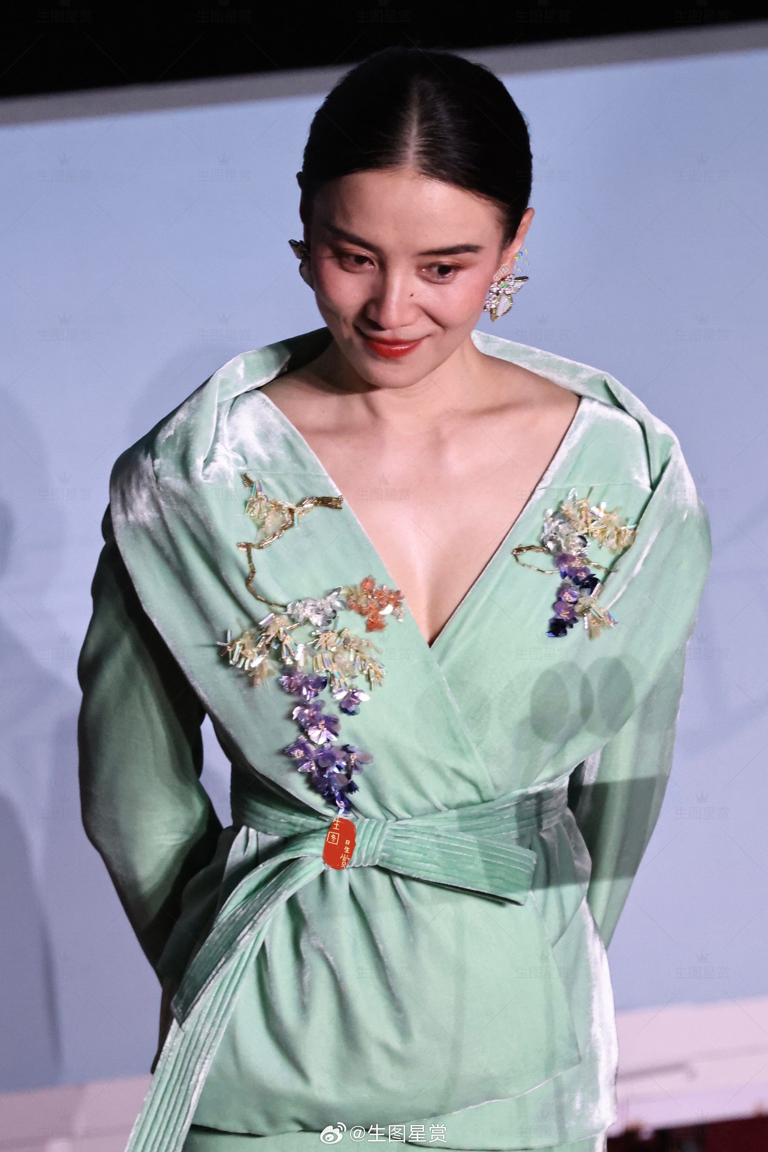 今天是绿意满满的宋佳上海佰草集活动生图掉落 ​​​
