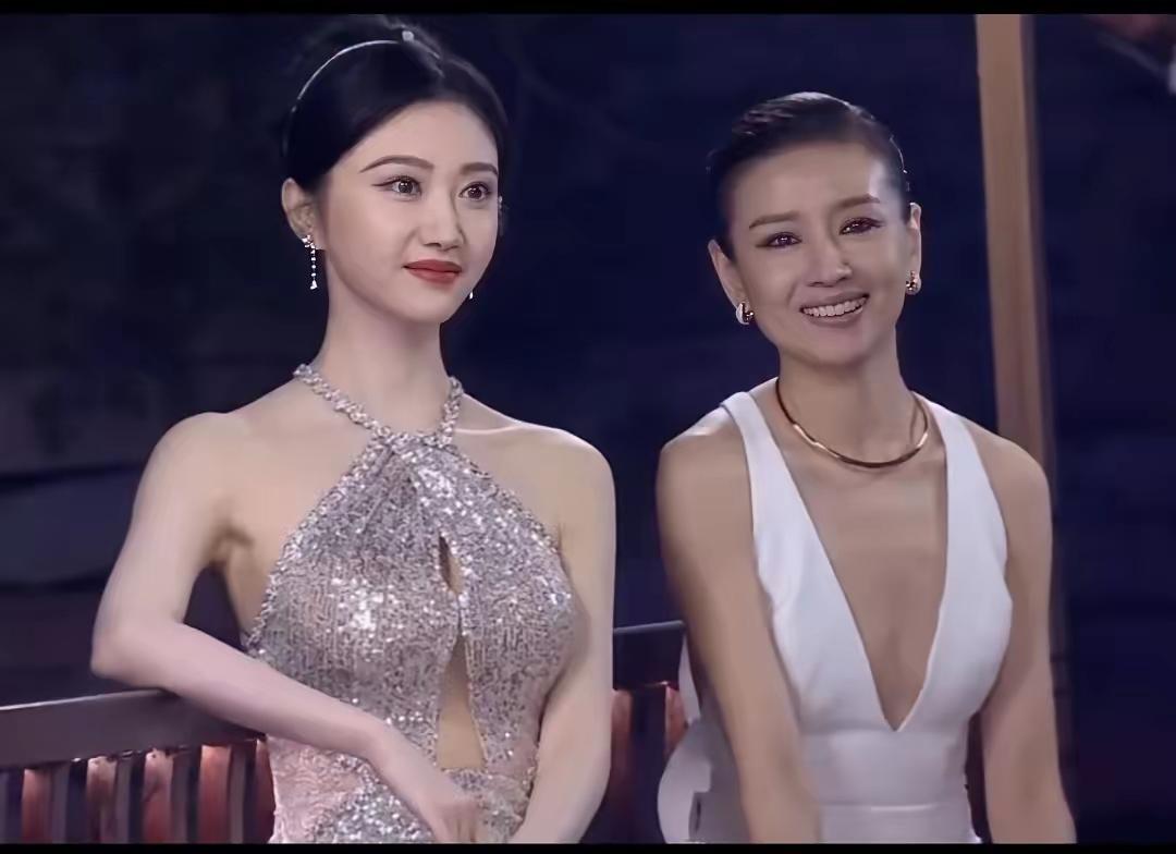 景甜是真的很美，而且是那种很贵气，很有福相的美。坐在她旁边的董洁都显得黯淡无光了