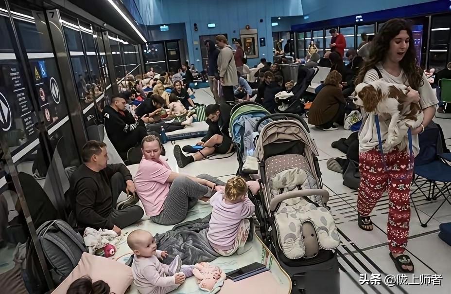 这是一群躲在地下避难所的以色列人，上面有导弹飞，但是看他们的精神状态都不错，不但