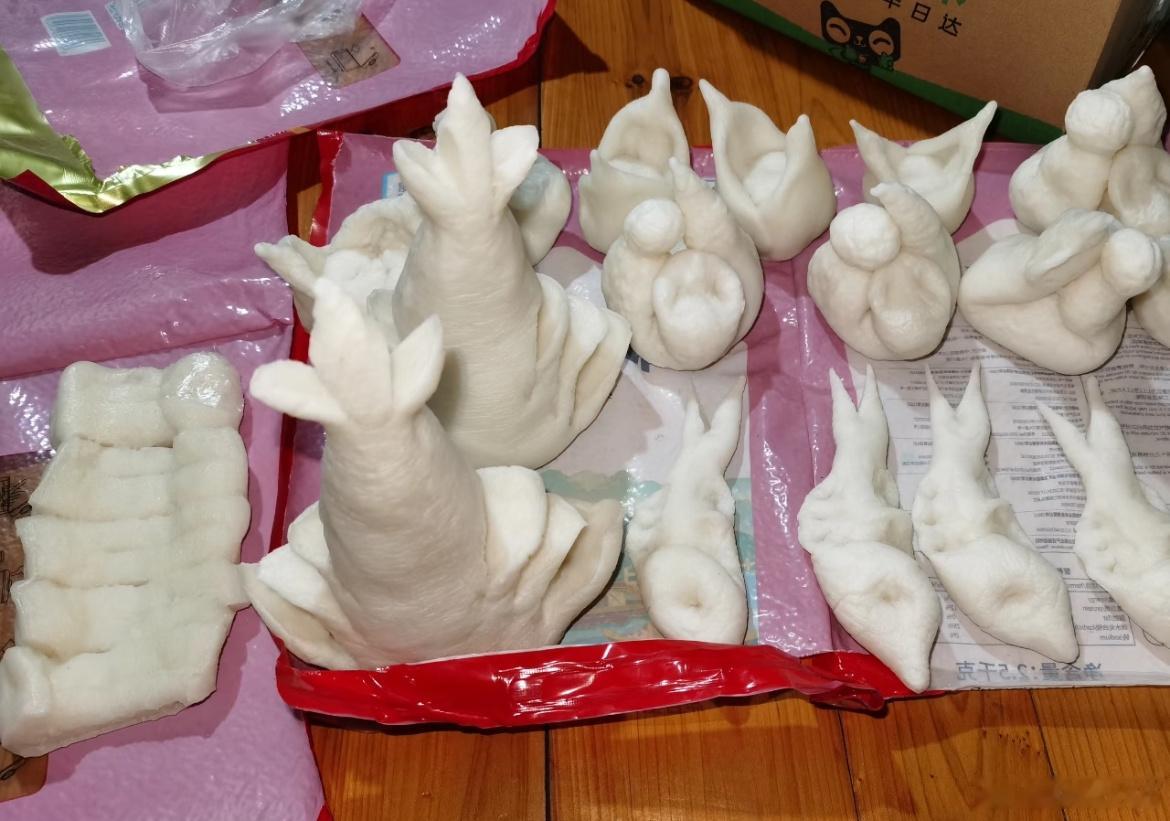 浙江人有自己的圣诞树我第一时间想到的是小时候家里总会买各种造型的年糕，什么鱼啊树