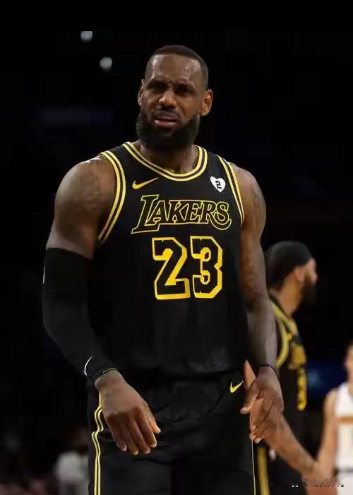 1. 詹姆斯打了10次总决赛，赢了4次

2. 库里打了6次总决赛，拿了4个总冠