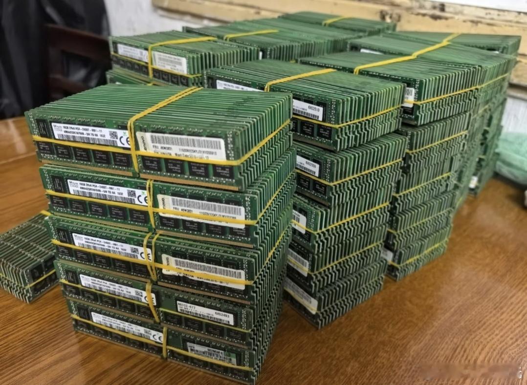 1盒内存条堪比上海1套房我一朋友之前囤了三千根内存条，现在起码赚一套房了，太羡慕
