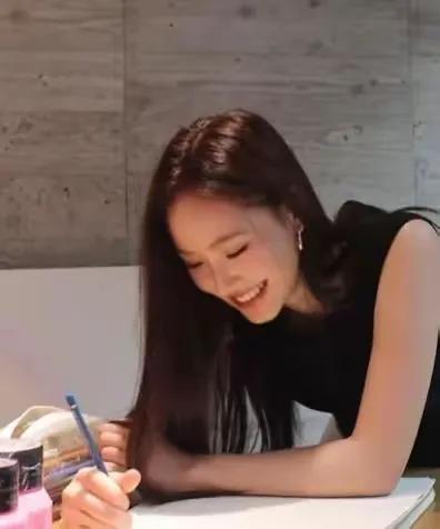 看得出小S不遗余力在捧二女儿了，她的二女儿Lily宣布自己将在本月底在台北举办个