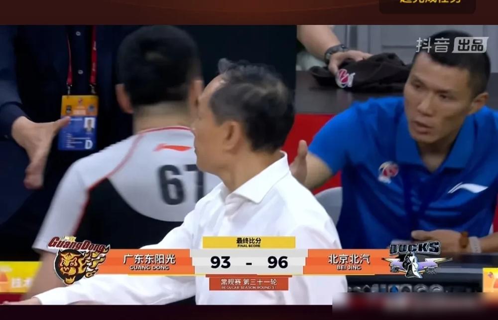 杜锋的三大败笔，亲手葬送20分领先。
末节被北京队单外援打爆，周琦7罚1中，广