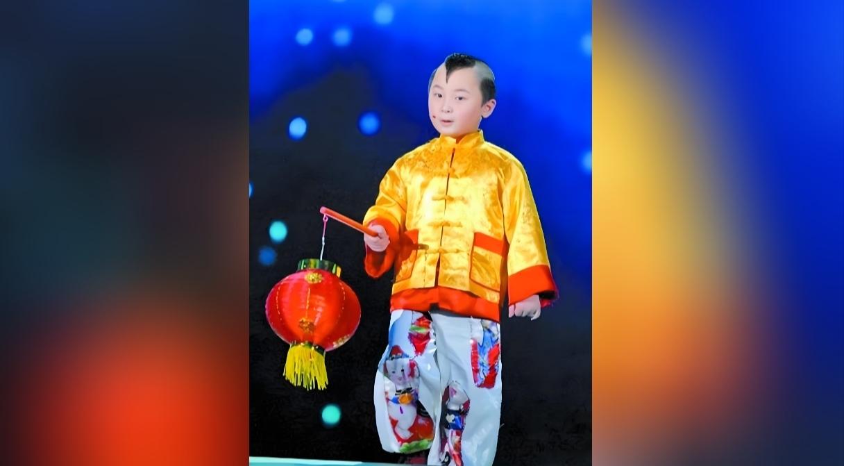 华人演艺圈中离世年龄最小的知名艺人你知道是谁吗？

你还记得春晚那个提红灯笼、眉