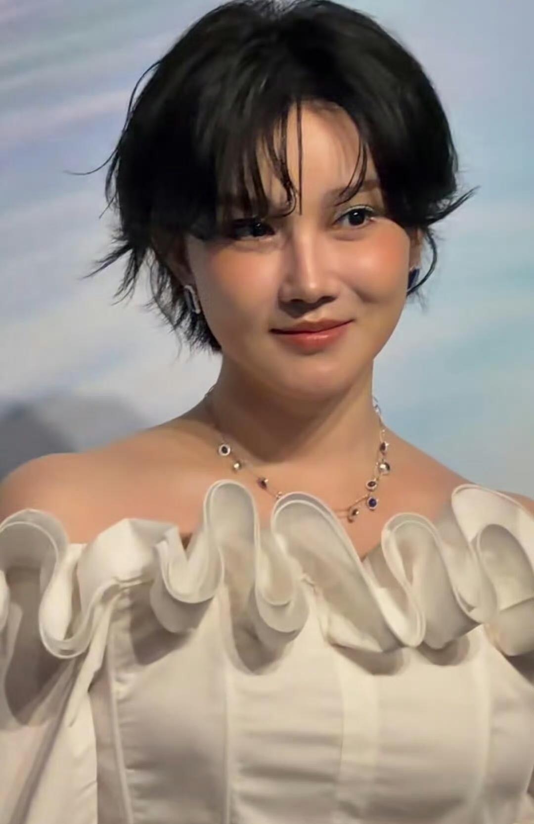 陈小纭这完全大变样了啊，以前她可是被称作女版鹿晗的，现在一点都不像了[捂脸]感觉
