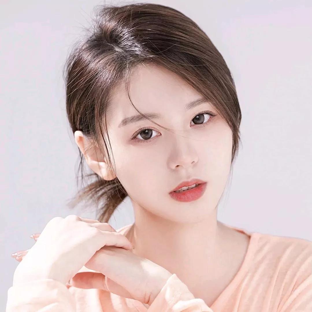 温柔的午后，少女沉静的目光，粉嫩的色调，清新自然，仿佛置身于春日花园。少女感笑容