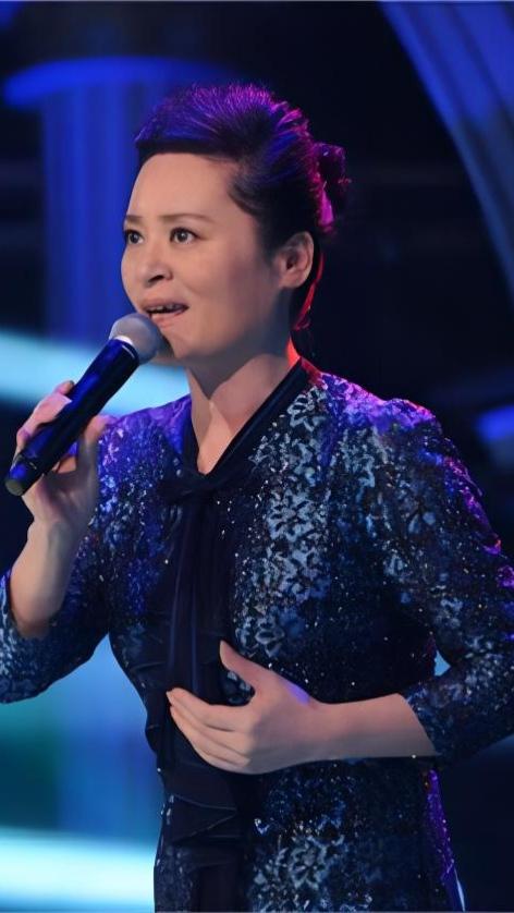 金炜玲，1957年生于上海，八九十年代知名女歌手。1987年凭《绿叶对根的情意》