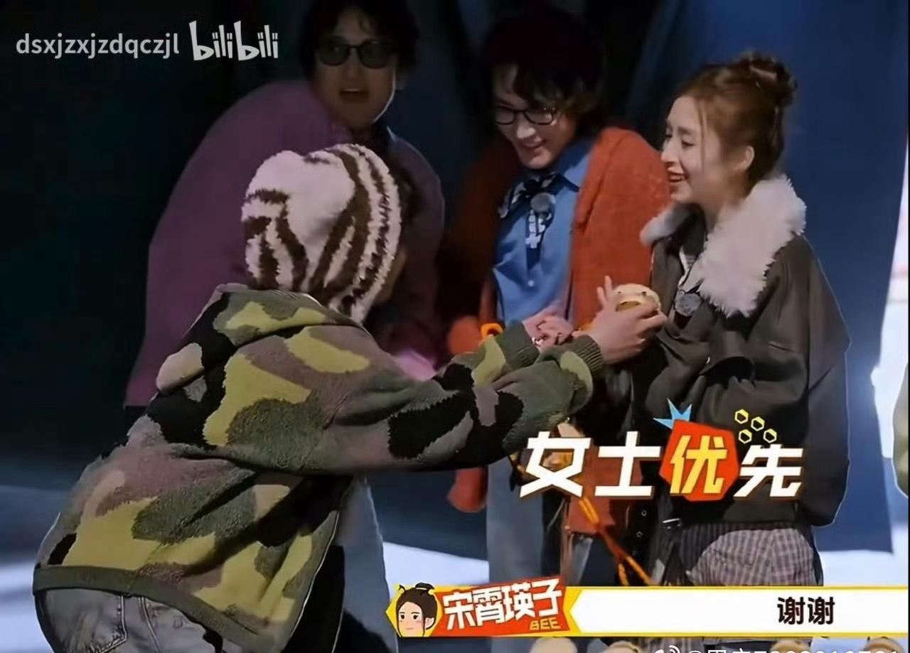 ☆喜祉良缘·万事瑛安☆:.｡.✨ 
🧡综艺里默契对视，祉和瑛一个眼神就能读懂彼