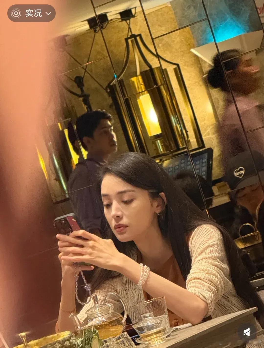 古力娜扎素颜看起来好普通。 ​​​