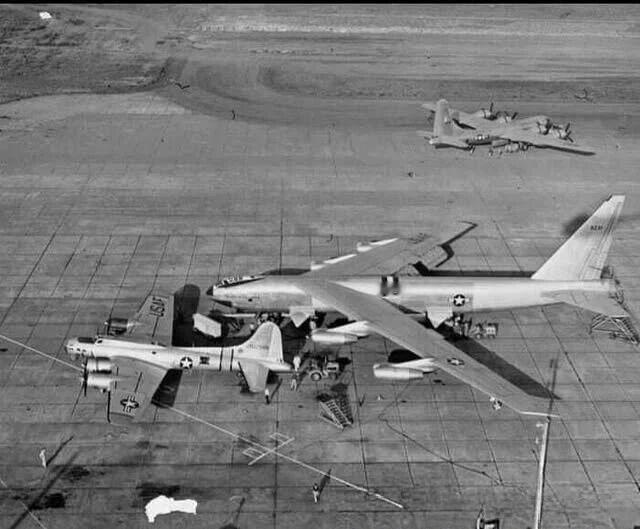 1952年，美国空军的B-52原型机YB-52A公开展示，旁边是一架二战时期轰炸