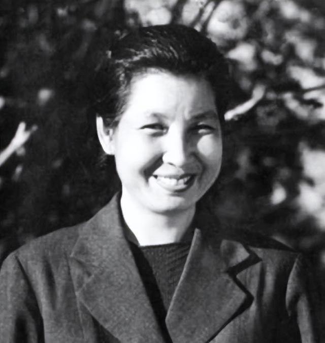 曾志奶奶年轻时很漂亮，步入晚年依旧干净利落，笑起来的样子太美了！
 
1911年