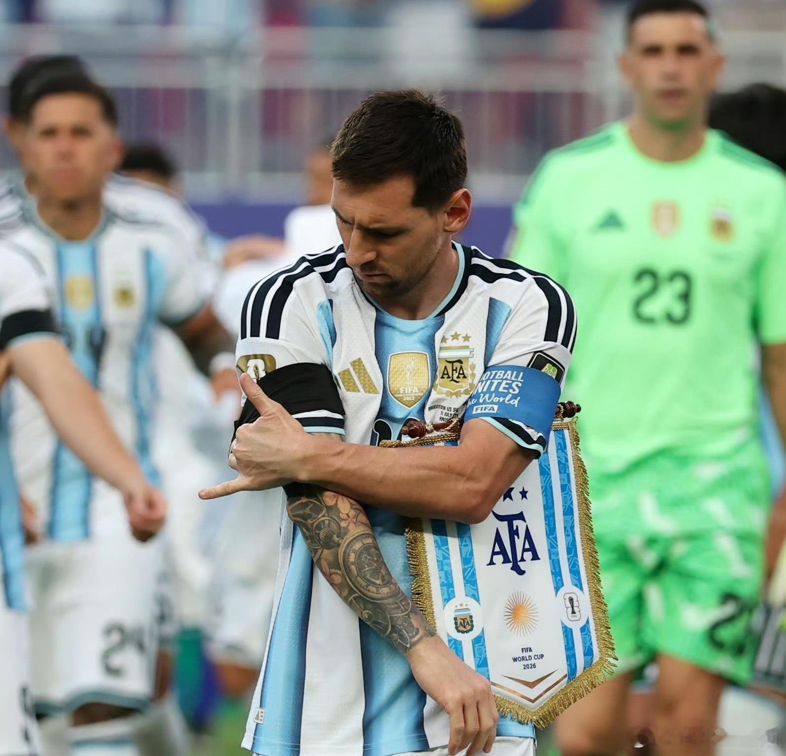 世界杯1/4决赛期间，国际足联（FIFA）的“双标”操作引爆了巨大争议。一方面，