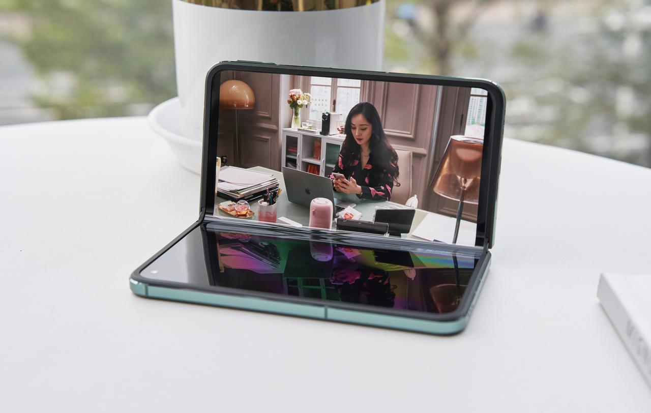 五一小长假大家都去哪玩？高铁票订好了吗？感觉这个小长假出行的话，带上一款折叠屏手