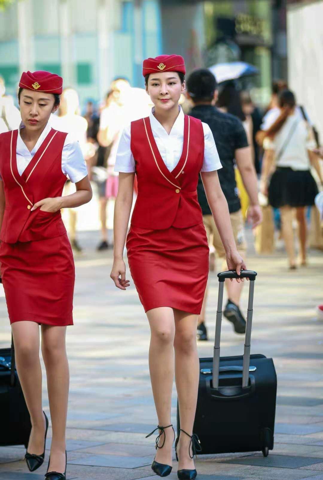 空姐喜欢乘客怎么称呼自己呢，美女，女士，还是直接叫空姐呢？
网友说，我第一次坐飞