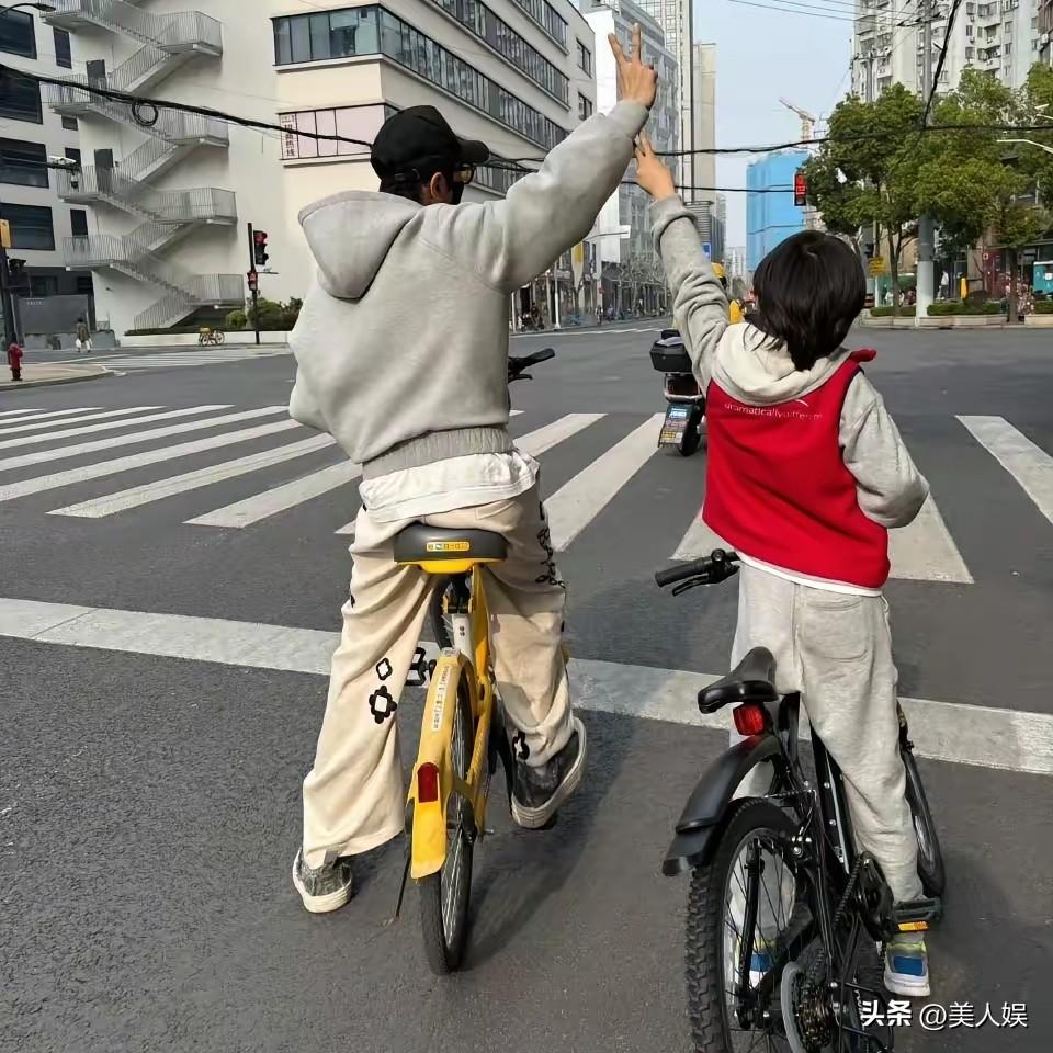 黄晓明陪儿子过节，小海绵肉眼可见的长大了。

虽然脸上被打上了马赛克，但父母都是