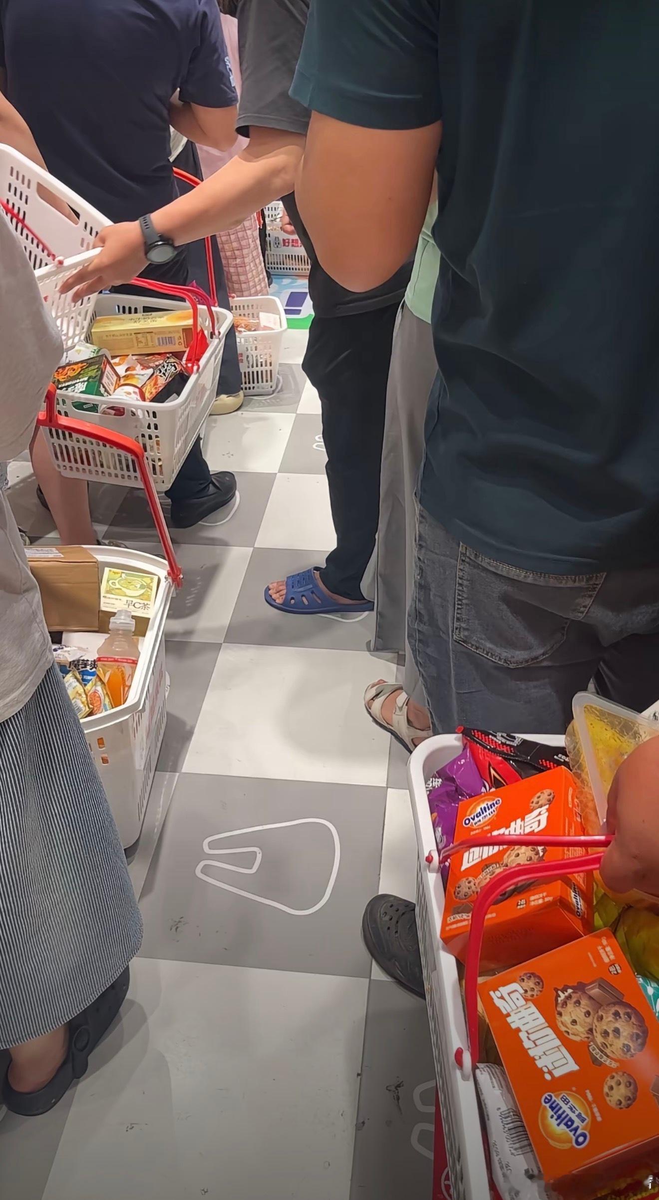 广东广西和海南的朋友，都在劝江浙沪的小伙伴尽快准备，囤货迎接台风，17 级巴威来