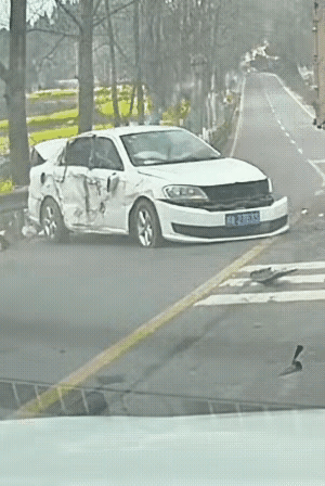 这哪是超车？分明是把车往“铁墙缝”里塞！四川遂宁那段路的视频，我看完心脏都跟着揪