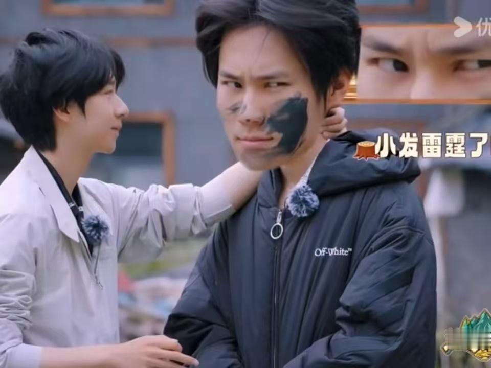 张真源被抹泥脸小发雷霆 张真源真的是宝藏男孩！被抹泥脸小发雷霆的样子又奶又凶，最
