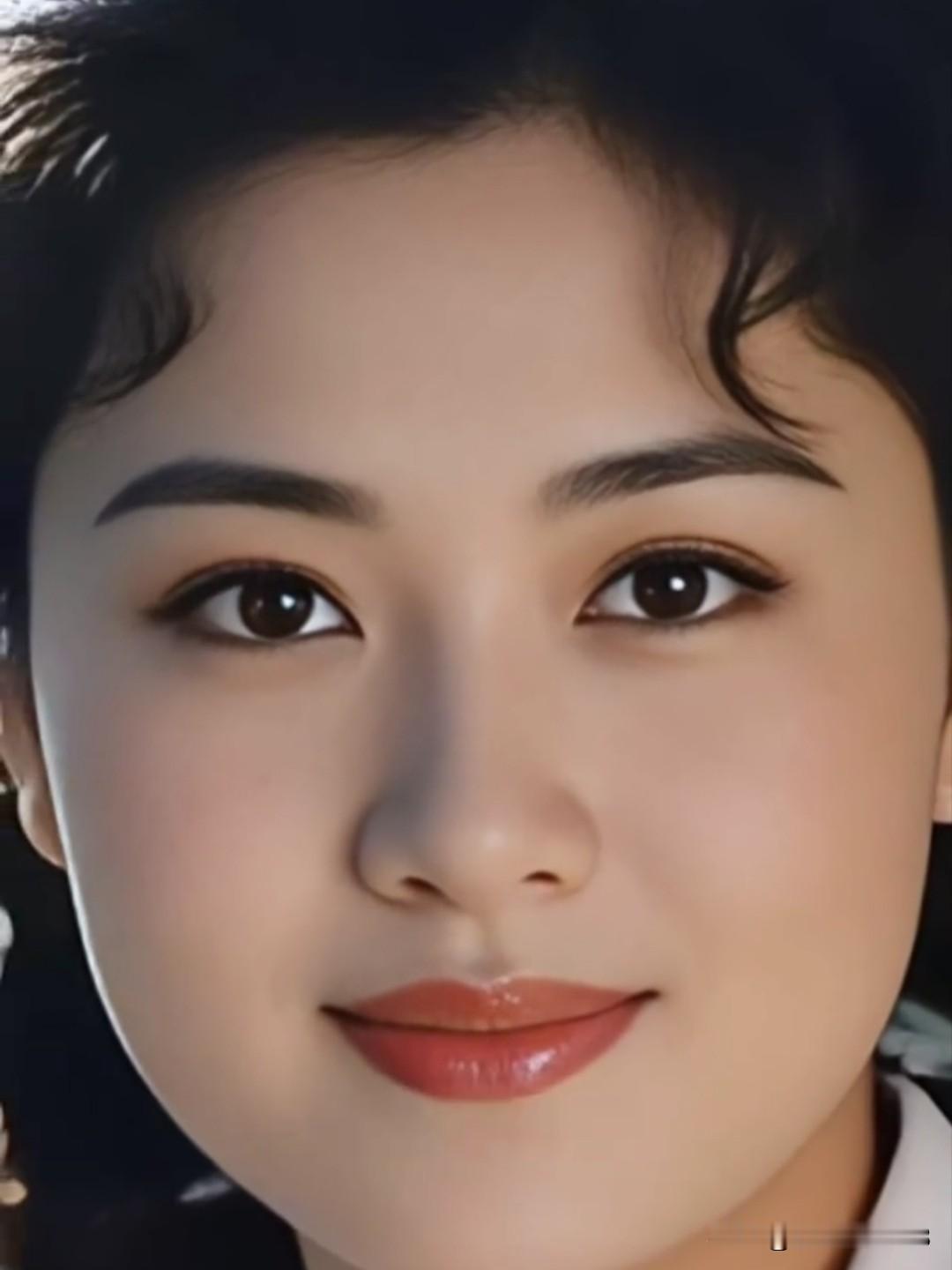 她眉眼含春，肤若凝脂，一袭长裙摇曳生姿，似从画中走来，美得让人移不开眼。雍容大方