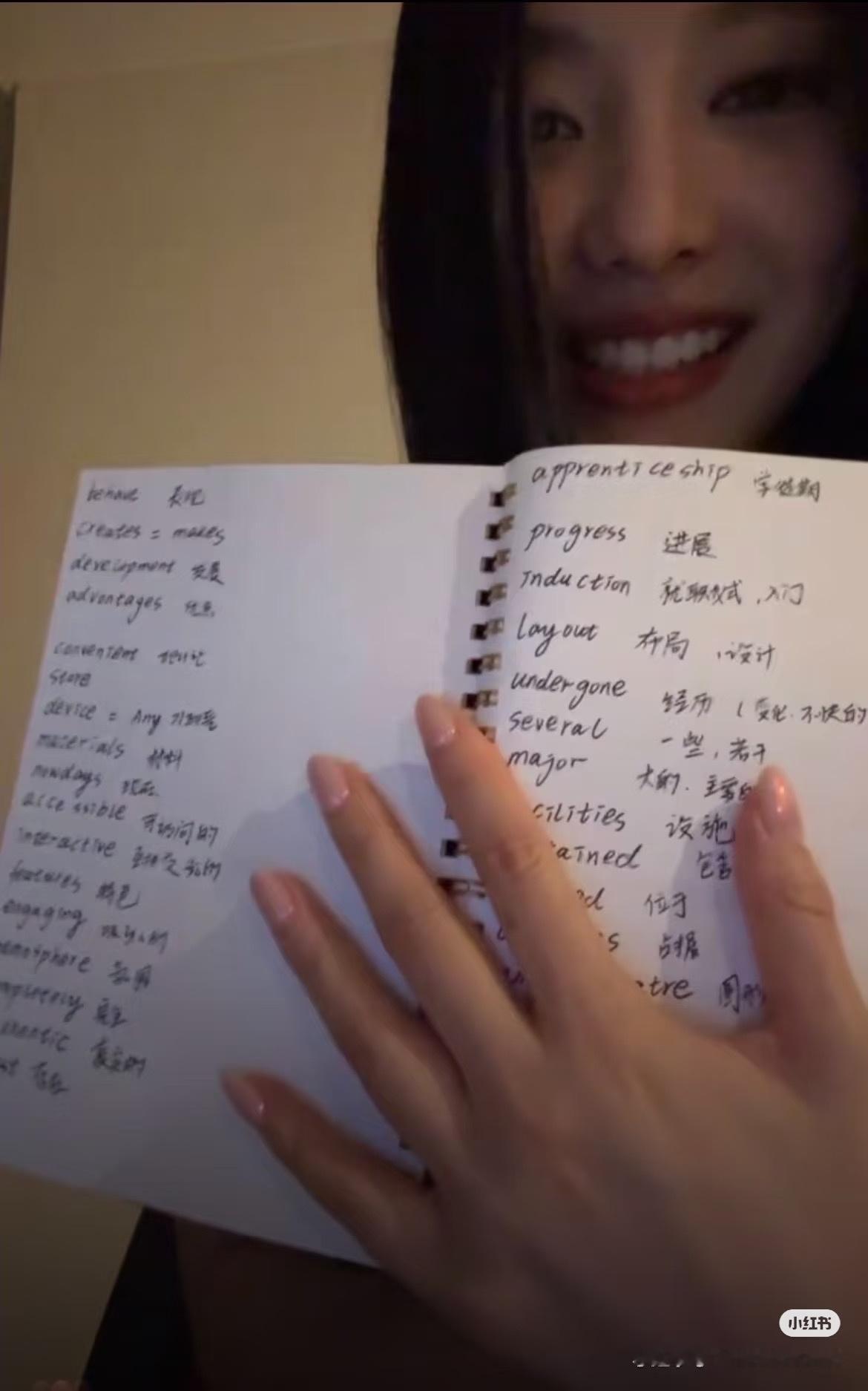 求宁宁出字帖！！我真的太爱ningning的字了！！既秀气又飘逸有力，谁懂啊 ​