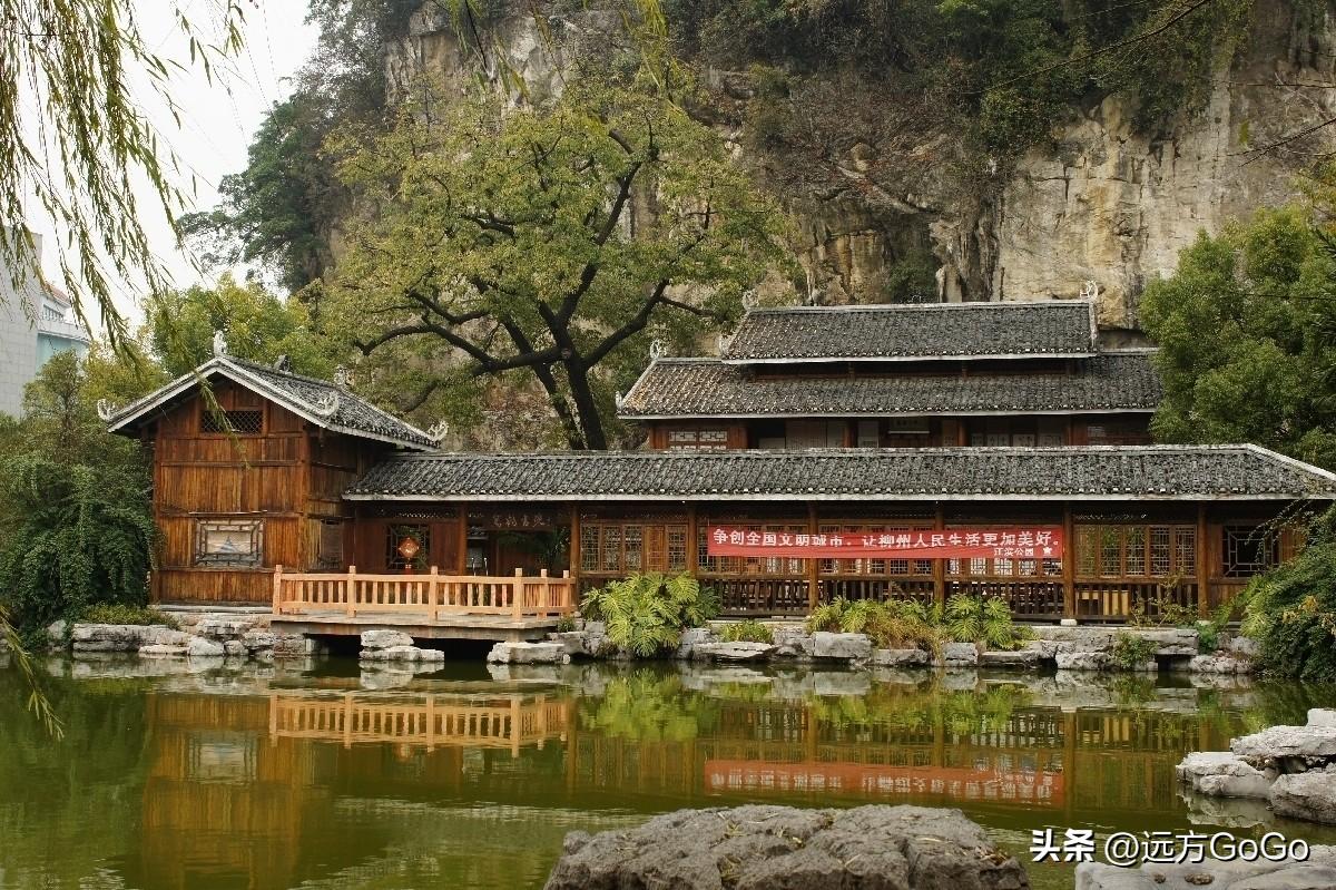林志远在柳州@驾鹤书院

路过驾鹤书院时已是傍晚。
还是记忆中的样子，
书院前面