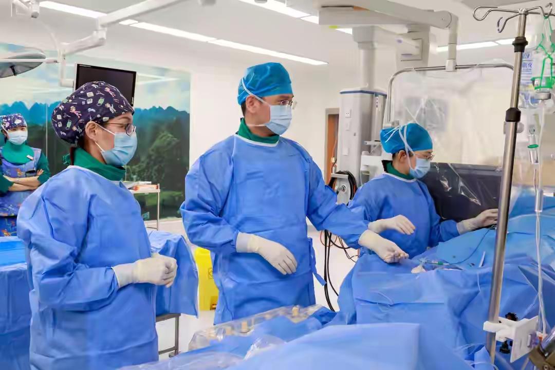 近日，一位心内科医生在社交媒体上坦言，最近门诊的咨询量竟然比平时增长了三倍！这背