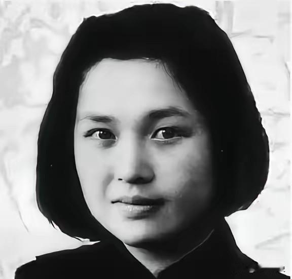 1941年，一个女囚被捕入狱后，监狱长一脸得意，解开衣扣就朝她扑了过去。可是，谁