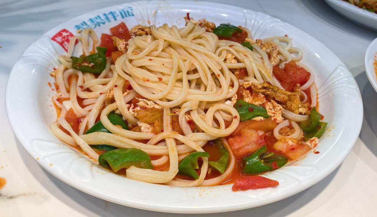 为什么新疆人能在西安把生意做好？不说口味和技术，光是一碗9.9元的拌面，就足以展