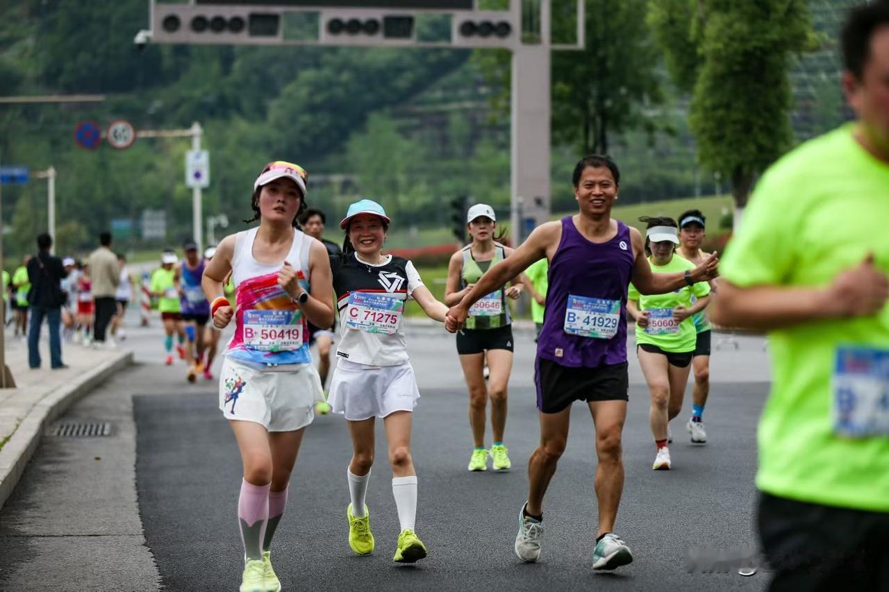 富⼈有富⼈的挣扎，穷⼈有穷⼈的尊严。